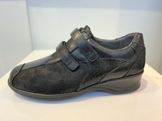 Xsensible, LUCIA, 10027.2.099, Zwarte klittenbandschoenen met stretchleer wijdte H